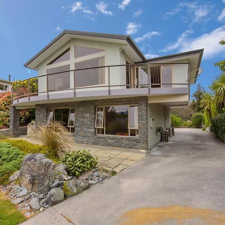 Retro Ski Lodge - Wanaka Holiday Home